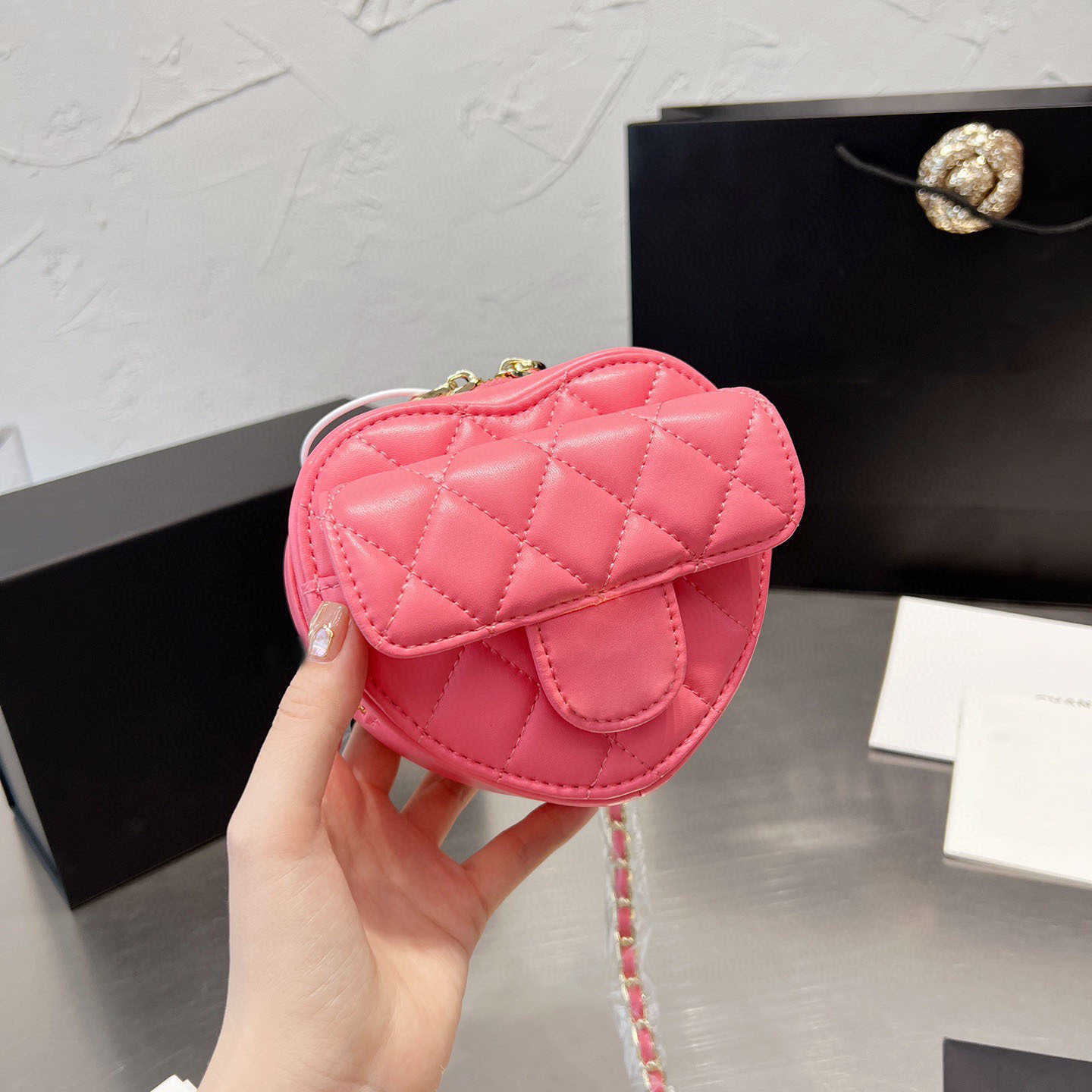 Mini Love Heart Bag C-C Genuine Leather Clutch With Chain Light Gold Hardware Dhgate Designer Luxurys Handbag Chains CrossBody Shoulder Bags, Mini pink
Mini Love Heart Bag C-C Genuine Leather Clutch With Chain Light Gold Hardware Dhgate Designer Luxurys Handbag Chains CrossBody Shoulder Bags, Mini pink