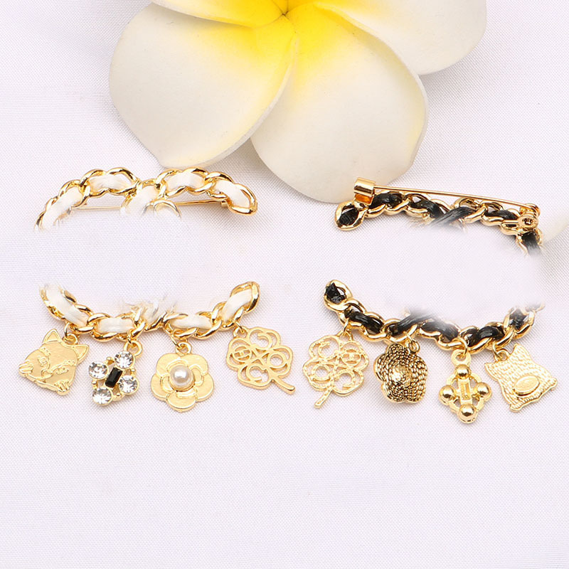 Luxury Designer Gold Plated Pearl Brooches Fashion Mens Womens Double Letter Pendant Brooche Sweater Suit Brought Pin Clothing Jewelry Accessories
Luxury Designer Gold Plated Pearl Brooches Fashion Mens Womens Double Letter Pendant Brooche Sweater Suit Brought Pin Clothing Jewelry Accessories