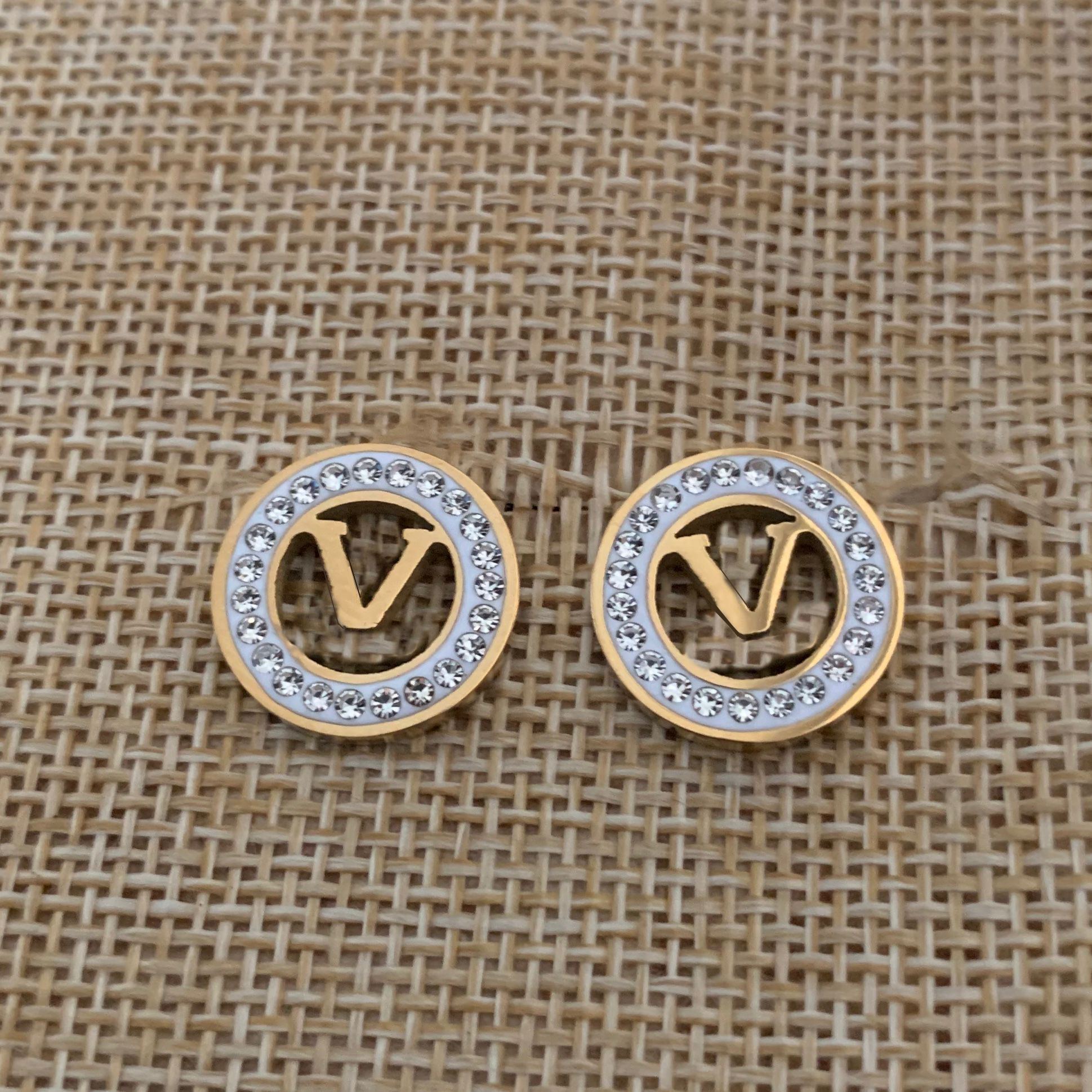 Luxury Style Women Designer Studs V Letter Mud Drill Titanium Steel Fashion Couple Earrings
Luxury Style Women Designer Studs V Letter Mud Drill Titanium Steel Fashion Couple Earrings