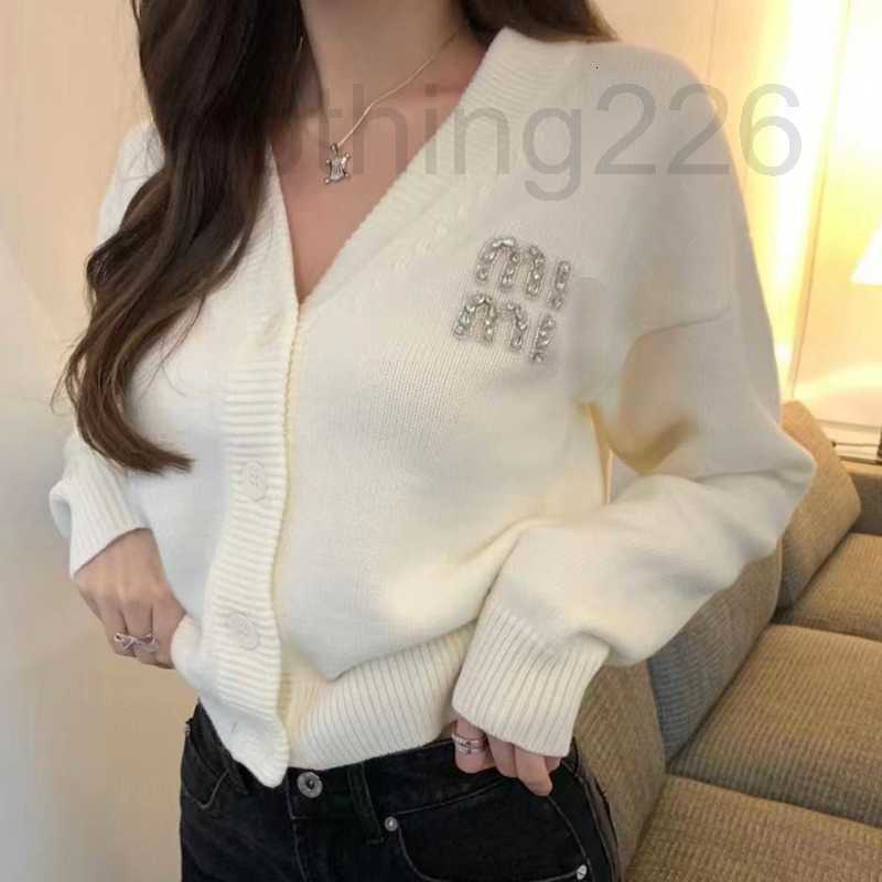 designer Fashion womens wool sweater embroidery knit cardigan sweaters women woolen jacket V-neck knit, White
designer Fashion womens wool sweater embroidery knit cardigan sweaters women woolen jacket V-neck knit, White