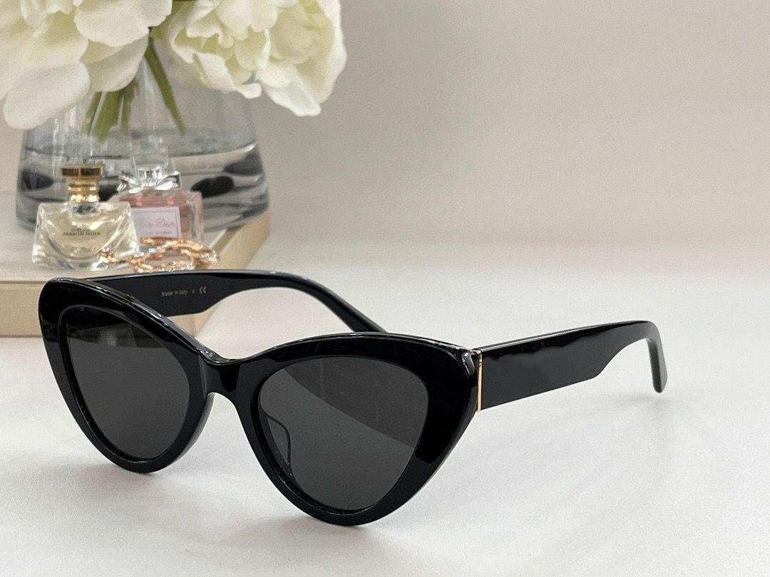Funky Sunglasses Designers For Men and Women Summer 13 Style Anti-Ultraviolet Retro Eyewear Full Frame Fashion With Box 13YS
Funky Sunglasses Designers For Men and Women Summer 13 Style Anti-Ultraviolet Retro Eyewear Full Frame Fashion With Box 13YS