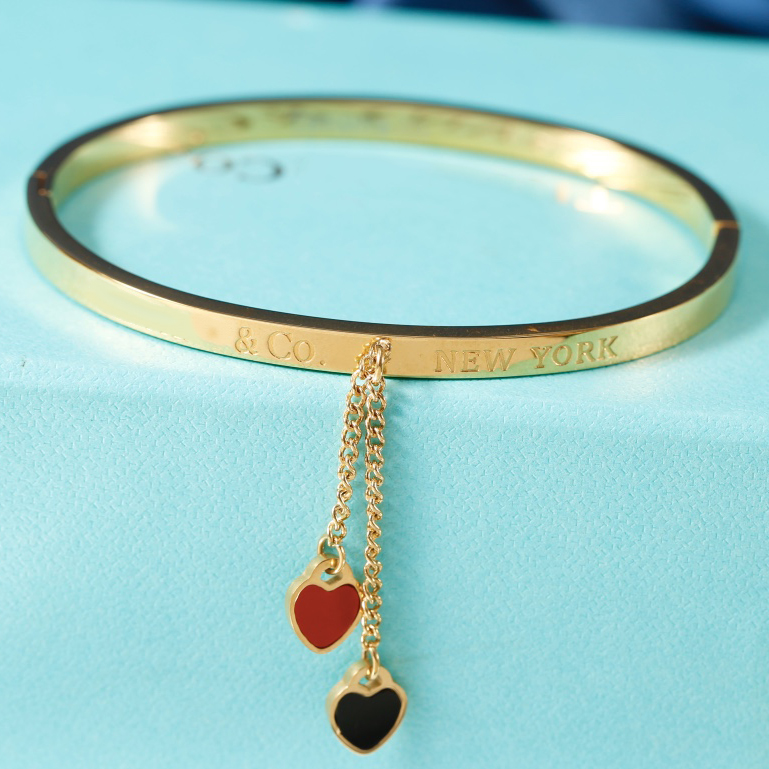 Luxurys Designers Bracelet gold braclet women Heart Pendant Bracelet Fashion Elegant Jewelry Gift Birthday Gift vert beautiful
Luxurys Designers Bracelet gold braclet women Heart Pendant Bracelet Fashion Elegant Jewelry Gift Birthday Gift vert beautiful