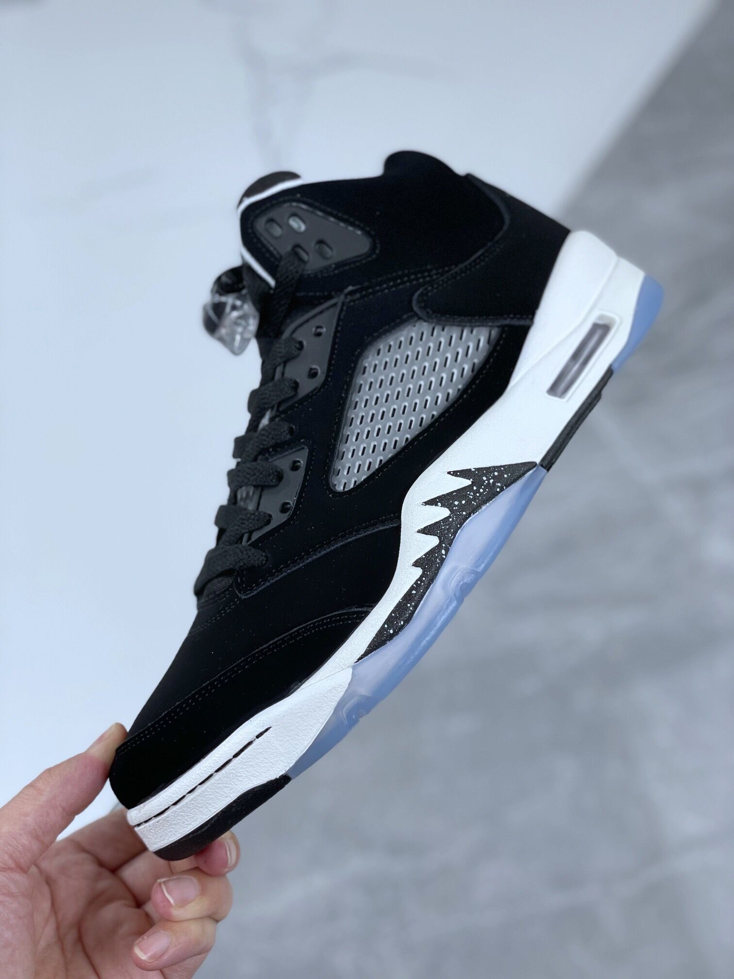 Men Women 5s Basketball Shoes Jumpman 5s Moonlight Black Cool Grey-White Outdoor Designer Sneakers
Men Women 5s Basketball Shoes Jumpman 5s Moonlight Black Cool Grey-White Outdoor Designer Sneakers