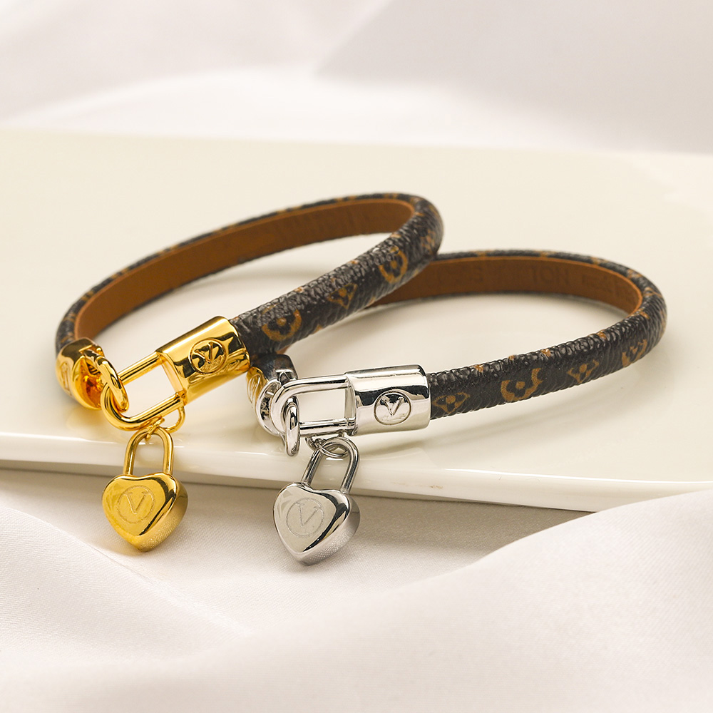 Popular High-end Bangle Bracelet Set Designer Jewelry Heart Bracelet European Brand leather Pendant Necklace 18 Gold-plated Love Letter Family Gifts Bracelet Set
Popular High-end Bangle Bracelet Set Designer Jewelry Heart Bracelet European Brand leather Pendant Necklace 18 Gold-plated Love Letter Family Gifts Bracelet Set