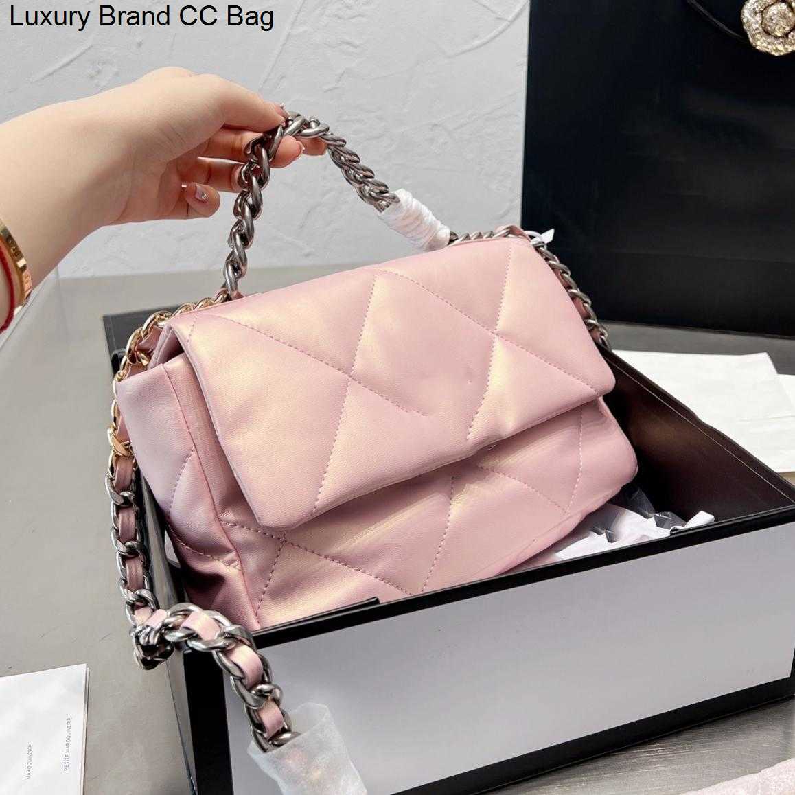 CC Shoulder Bags Classic 19 Series Flap Lambskin Jumbo Bag Quilted Diamond Vintage Postman Leather Gold Metal Hardware Chain Crossbody Sacoche Luxury Designer H, Box
CC Shoulder Bags Classic 19 Series Flap Lambskin Jumbo Bag Quilted Diamond Vintage Postman Leather Gold Metal Hardware Chain Crossbody Sacoche Luxury Designer H, Box