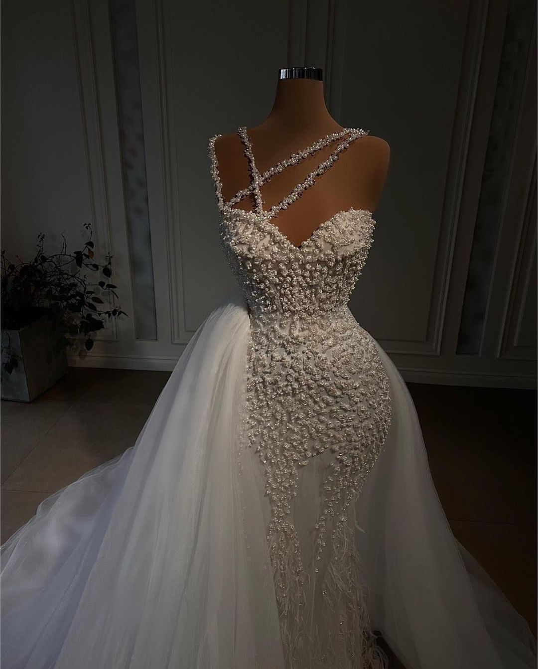 Elegant Wedding Dresses Sleeveless V Neck Lace Straps Beaded Sequins Appliques Detachable Train Sparkly Feather Bridal Gowns Plus Size Vestido De Novi