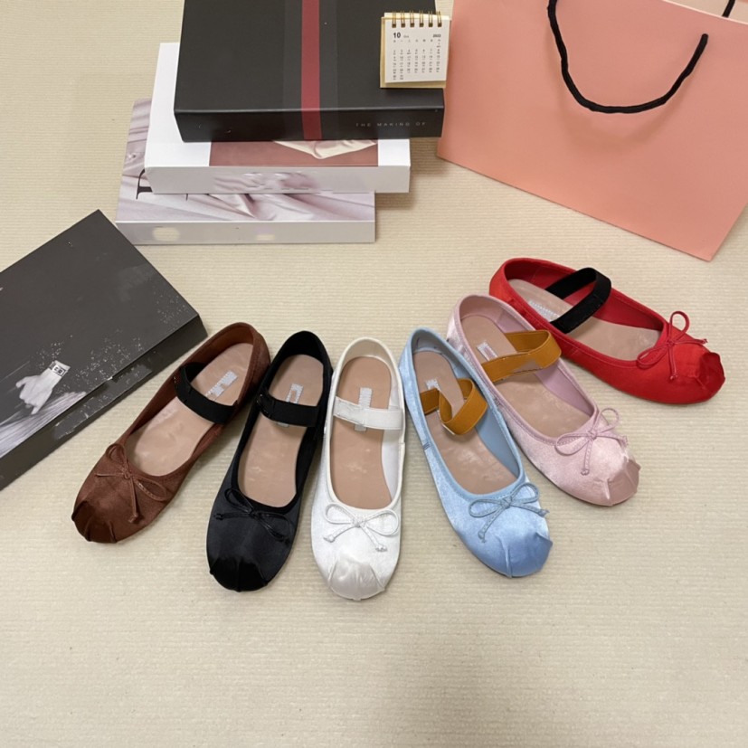 Designer miu Dance Shoes Summer Charms Walk Casual Shoe Women Ballet Fats real silk Muller shoes Brand classic walking flats mules comfortable dress Loafers 35-41, Mm2212
Designer miu Dance Shoes Summer Charms Walk Casual Shoe Women Ballet Fats real silk Muller shoes Brand classic walking flats mules comfortable dress Loafers 35-41, Mm2212