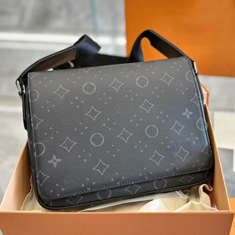 Men Tote Designer Bag Genuine Leather Crossbody Bags District Shoulder Purse M46255 Tote bag Man briefcase Classic Flower Wallet Vintage Handbag male Messenger Bag, Black flower
Men Tote Designer Bag Genuine Leather Crossbody Bags District Shoulder Purse M46255 Tote bag Man briefcase Classic Flower Wallet Vintage Handbag male Messenger Bag, Black flower