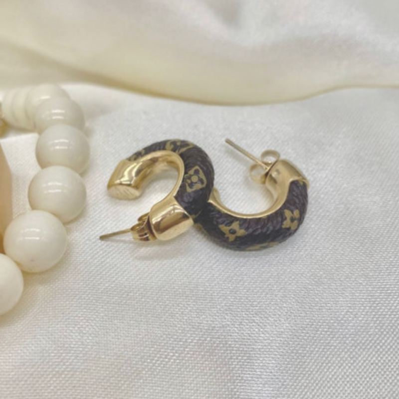 Gold Color Luxury Women Designer Studs V Letter Flowers Printed Titanium Steel Fashion Couple Earrings
Gold Color Luxury Women Designer Studs V Letter Flowers Printed Titanium Steel Fashion Couple Earrings