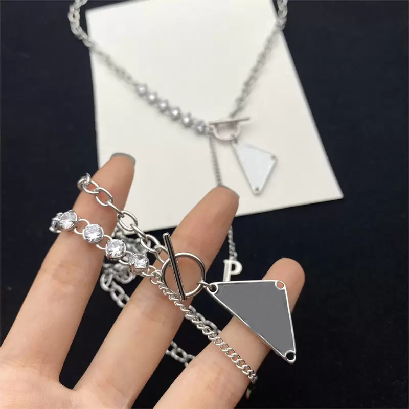 Mens Designer Triangle Necklaces For Womens Luxurys Pendant Chain Necklace Diamonds Gold Jewelry Woman 925 Sterling Silver Necklace 2302224D
Mens Designer Triangle Necklaces For Womens Luxurys Pendant Chain Necklace Diamonds Gold Jewelry Woman 925 Sterling Silver Necklace 2302224D