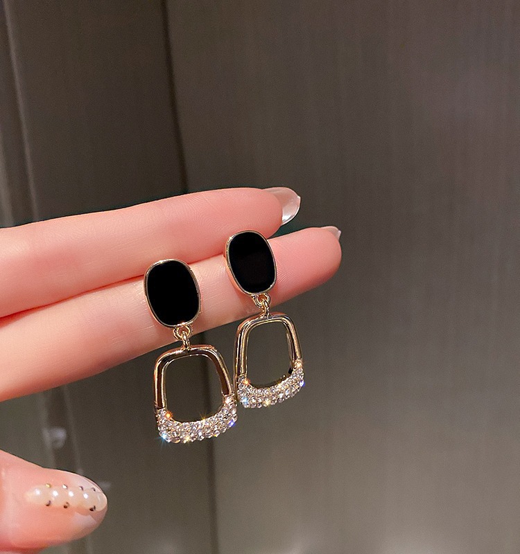 S925 silver needle Charm Korean square geometric diamond earrings 2023 new fashion earrings temperament design sense earrings female
S925 silver needle Charm Korean square geometric diamond earrings 2023 new fashion earrings temperament design sense earrings female