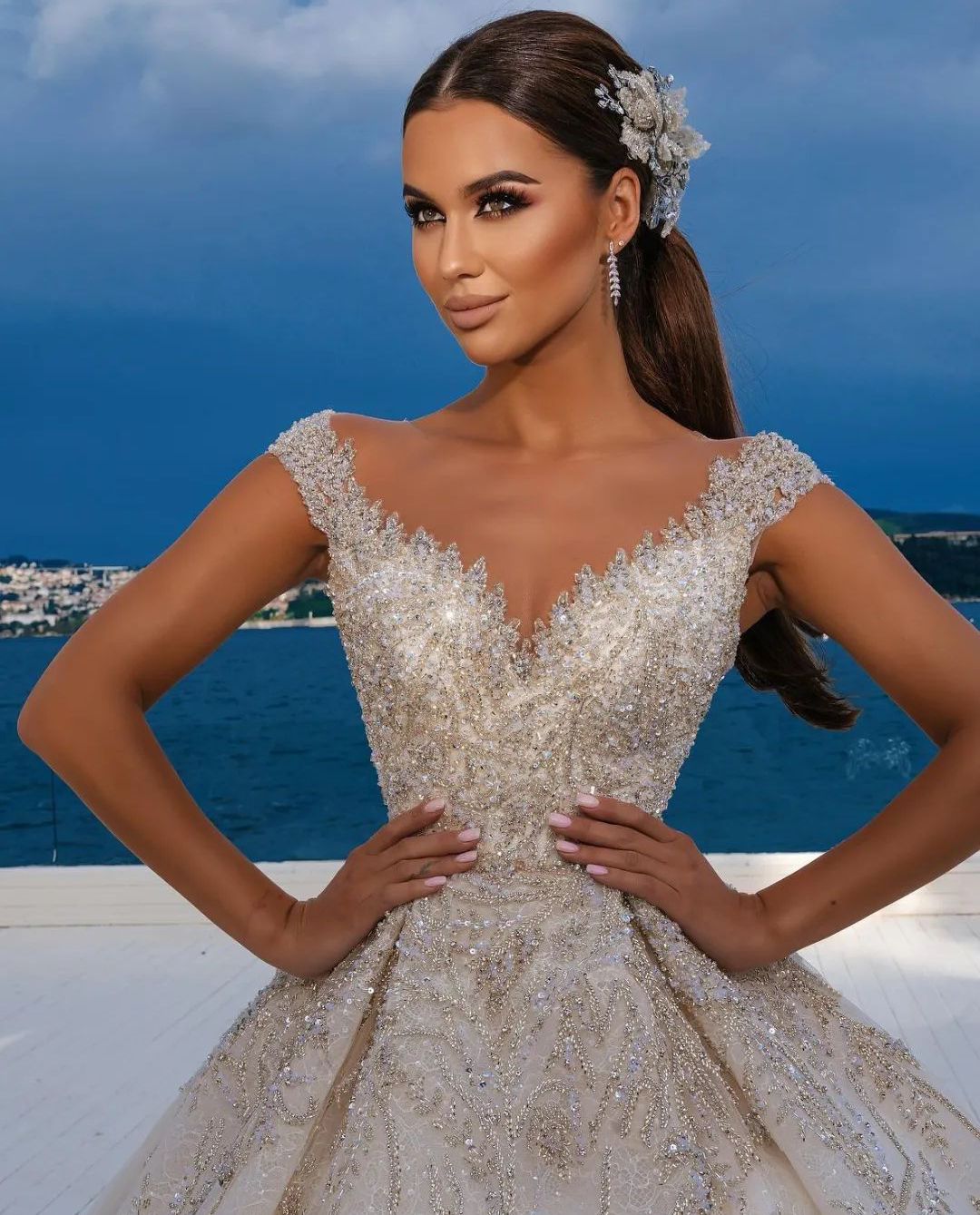 Luxury Ball Gown Wedding Dresses Sleeveless V Neck Sequins Appliques Beaded 3D Lace Shiny Ruffles Bridal Gowns Diamonds Plus Size Custom Made Vestido 