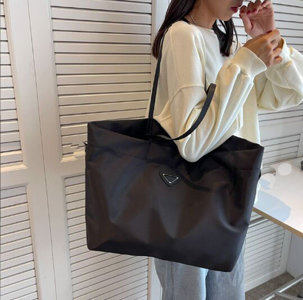 3colour Luxury Designer Brands Shopping Bags Women Triangle Label Waterproof Leisure Travel Bag Large Capacity Nylon Mommy Tote P23022, Blue
3colour Luxury Designer Brands Shopping Bags Women Triangle Label Waterproof Leisure Travel Bag Large Capacity Nylon Mommy Tote P23022, Blue