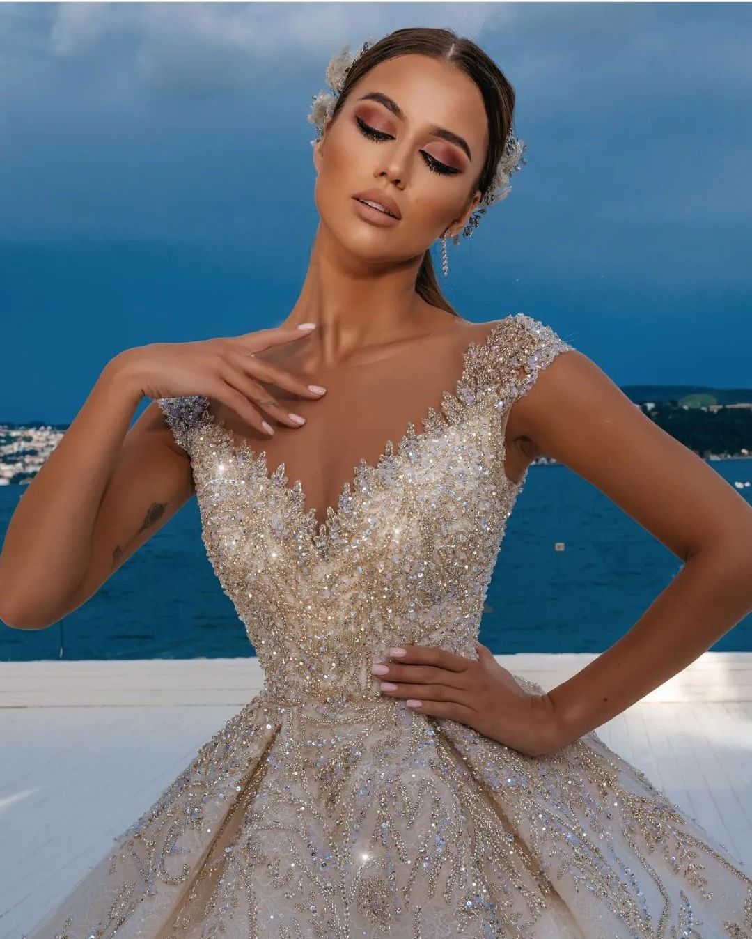 Luxury Ball Gown Wedding Dresses Sleeveless V Neck Sequins Appliques Beaded 3D Lace Shiny Ruffles Bridal Gowns Diamonds Plus Size Custom Made Vestido 