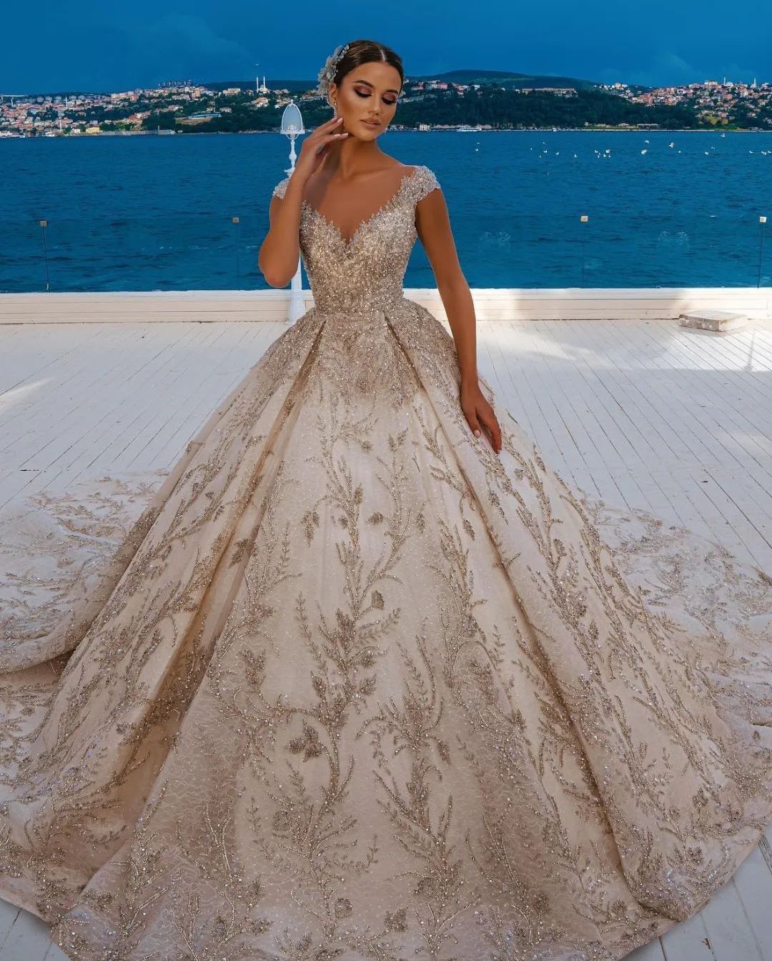 Luxury Ball Gown Wedding Dresses Sleeveless V Neck Sequins Appliques Beaded 3D Lace Shiny Ruffles Bridal Gowns Diamonds Plus Size Custom Made Vestido 