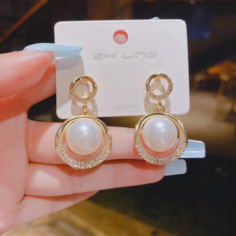 New Fashion OL Mermaid Concubine Pearl Earrings Creative Fashion Design Sense Geometric Circle Earrings Mesh Red Earrings Female
New Fashion OL Mermaid Concubine Pearl Earrings Creative Fashion Design Sense Geometric Circle Earrings Mesh Red Earrings Female