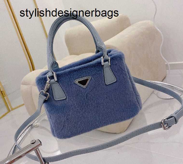 shoulder bag tote bags handbag crossbody Axillary package fashion soft Wool skin plush rabbit hair Cross body designer bag mini sherpa tabby 48/23, Red
shoulder bag tote bags handbag crossbody Axillary package fashion soft Wool skin plush rabbit hair Cross body designer bag mini sherpa tabby 48/23, Red