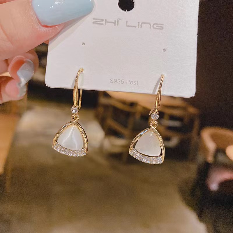 South Korea's new triangle opal earrings women's net red fashion OL hot selling design sense diamond earrings S925 silver needle
South Korea's new triangle opal earrings women's net red fashion OL hot selling design sense diamond earrings S925 silver needle