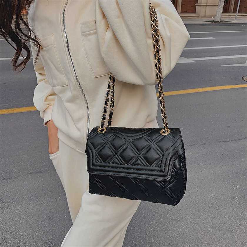 handbag Single Messenger portable small square handle embossed lattice chain, Black
handbag Single Messenger portable small square handle embossed lattice chain, Black
