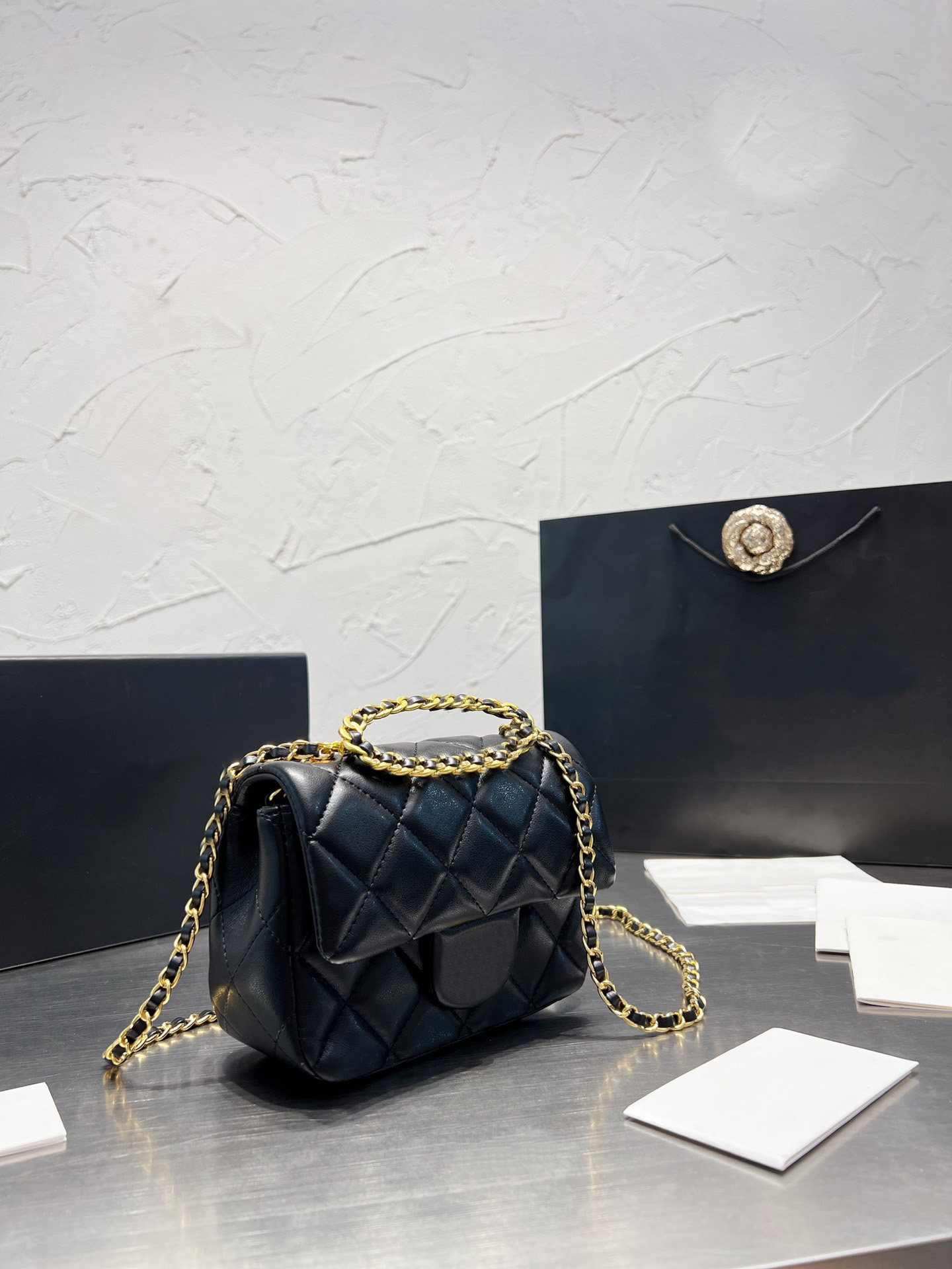 Ladies bags Classic Retro Square fat Handbag Top Ring Diamond Handle Metal Chain Shoulder Bag Black High quality genuine leather Flap mini Messenger Bag 17CM
Ladies bags Classic Retro Square fat Handbag Top Ring Diamond Handle Metal Chain Shoulder Bag Black High quality genuine leather Flap mini Messenger Bag 17CM