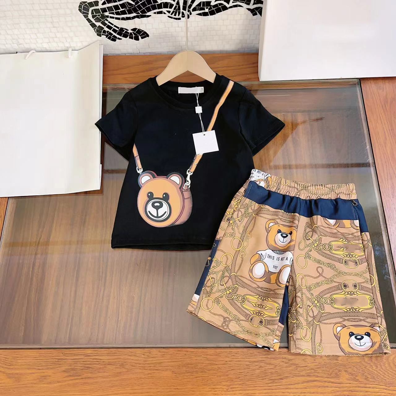 23SS brand child sets KIDS summer mos t shirts with blue shorts for boys high end cotton ber t short children soft t-shirts size 90-150cm brand beach sets for boy, 5#
23SS brand child sets KIDS summer mos t shirts with blue shorts for boys high end cotton ber t short children soft t-shirts size 90-150cm brand beach sets for boy, 5#