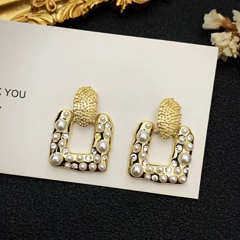Luxurious and fashionable palace style pearl earrings trendy minority retro design sense geometric earrings South Korea East Gate earrings
Luxurious and fashionable palace style pearl earrings trendy minority retro design sense geometric earrings South Korea East Gate earrings