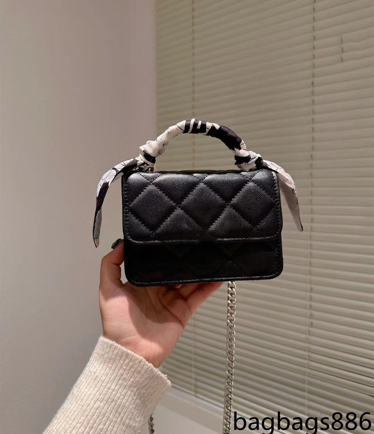 Channel designer CC mini handbag resort series CoCo enamel bag women's top enamel co handle mini cosmetic bag Caviar leather sheepskin quilted purse cross body 16cm, Black
Channel designer CC mini handbag resort series CoCo enamel bag women's top enamel co handle mini cosmetic bag Caviar leather sheepskin quilted purse cross body 16cm, Black