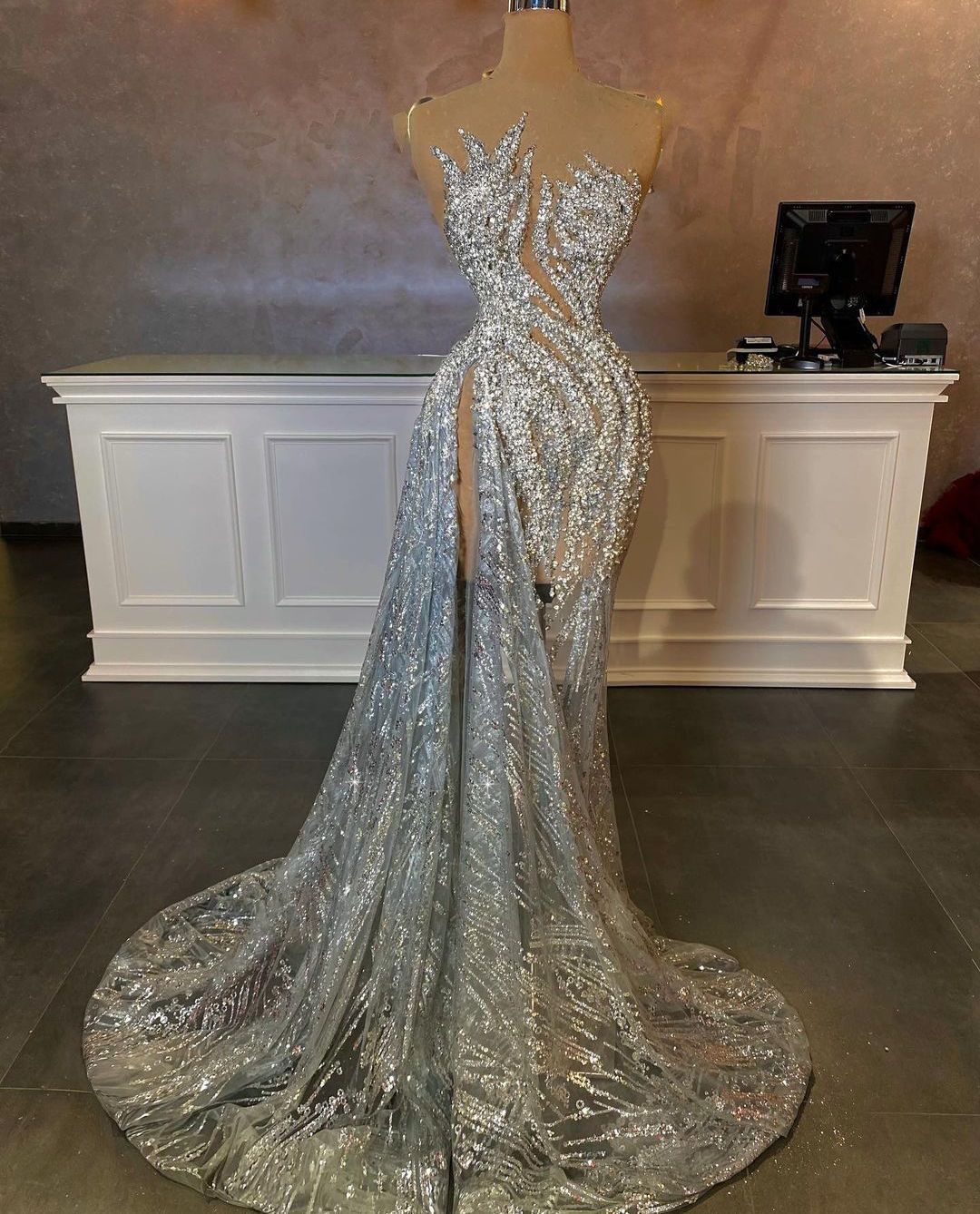 Luxury Evening Dresses Sleeveless V Neck Lace Beaded Appliques Sequins Diamonds Floor Length Side Slit Celebrity Formal Prom Dresses Plus Size Gowns Party Dress, Water melon
Luxury Evening Dresses Sleeveless V Neck Lace Beaded Appliques Sequins Diamonds Floor Length Side Slit Celebrity Formal Prom Dresses Plus Size Gowns Party Dress, Water melon