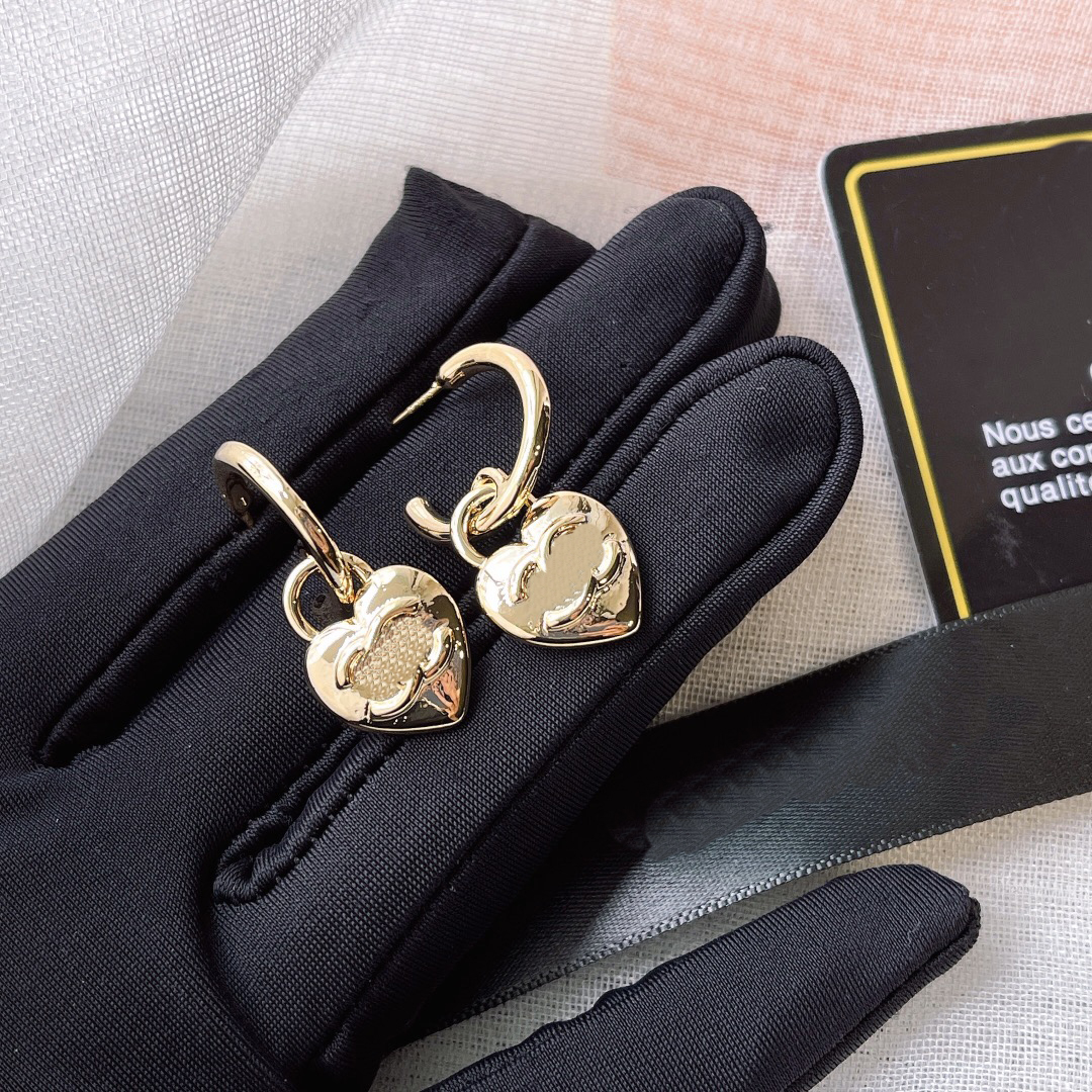18k Gold Stamp Earrings Stud Luxury Earrings Fashion Women Circle Love Earring Designer Jewelry Exquisite Senior Accessories Gift Lovers With Box Popular Brand
18k Gold Stamp Earrings Stud Luxury Earrings Fashion Women Circle Love Earring Designer Jewelry Exquisite Senior Accessories Gift Lovers With Box Popular Brand