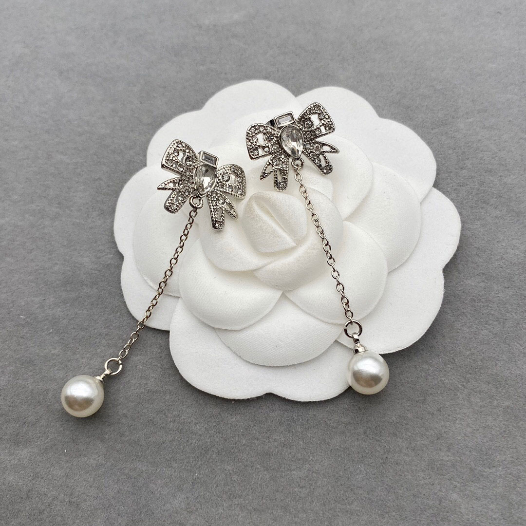 New Ladies Pearl Stud Earrings Bowknot Micro-set Diamond High-end Stud Earrings French Tassels Designer Models Anniversary Gift
New Ladies Pearl Stud Earrings Bowknot Micro-set Diamond High-end Stud Earrings French Tassels Designer Models Anniversary Gift