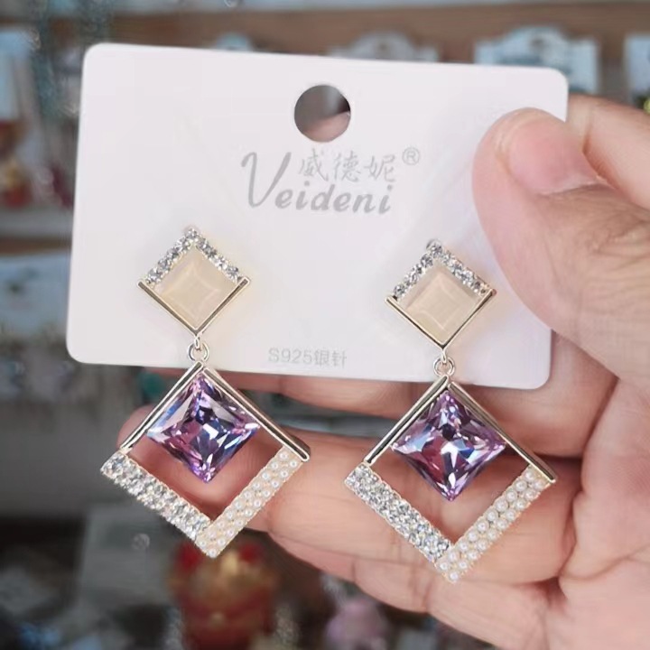 S925 Silver Needle Light Luxury Celebrity Super Immortal Amethyst Earrings Refined Fashion Advanced Diamond Earrings Mesh Red Earrings
S925 Silver Needle Light Luxury Celebrity Super Immortal Amethyst Earrings Refined Fashion Advanced Diamond Earrings Mesh Red Earrings