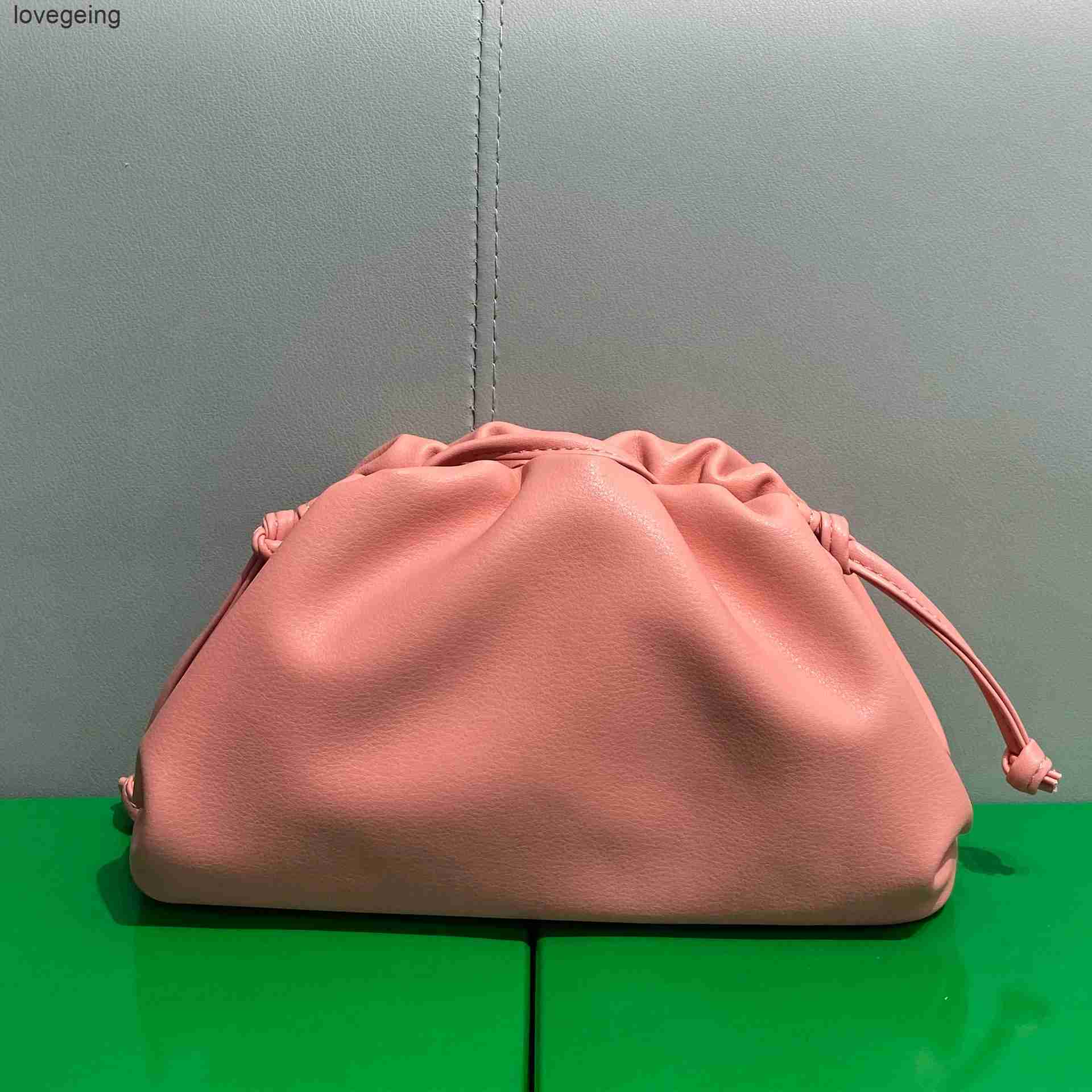 Bags Venetas Korean Female Mini Small Pouch Bottegas Cloud Clip Designer Bag Fold Single 2023 Shoulder Cross Y6ft, Small wine red
Bags Venetas Korean Female Mini Small Pouch Bottegas Cloud Clip Designer Bag Fold Single 2023 Shoulder Cross Y6ft, Small wine red