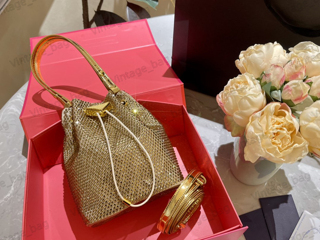 Mini Drawstring Bags Crystal Bucket Bag Ladies Rhinestone Handle Handbag Shoulder Crossbody Bags Luxurys Triangle Sign Evening Purse Clutch
Mini Drawstring Bags Crystal Bucket Bag Ladies Rhinestone Handle Handbag Shoulder Crossbody Bags Luxurys Triangle Sign Evening Purse Clutch