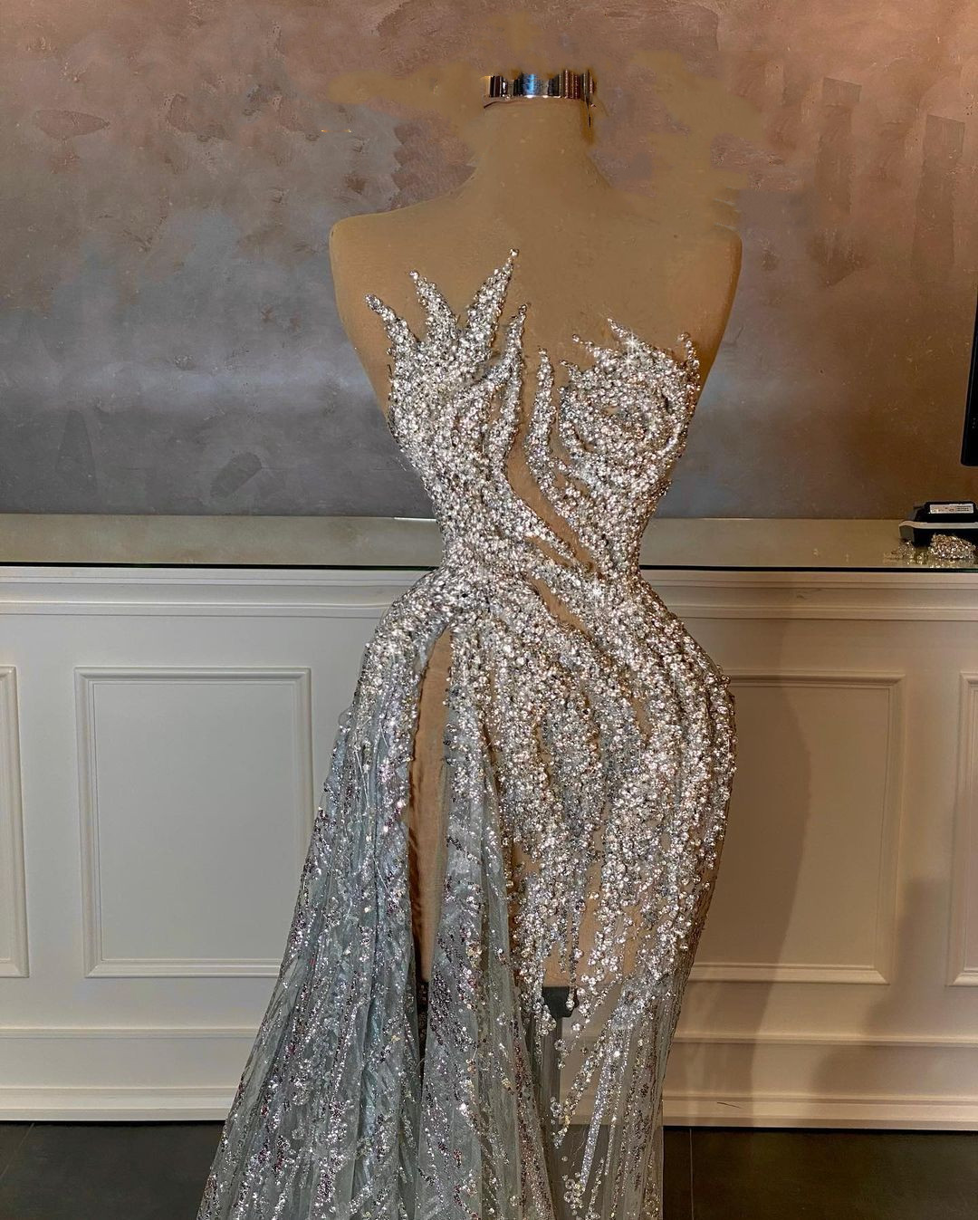 Luxury Evening Dresses Sleeveless V Neck Lace Beaded Appliques Sequins Diamonds Floor Length Side Slit Celebrity Formal Prom Dresses Plus Size Gowns P