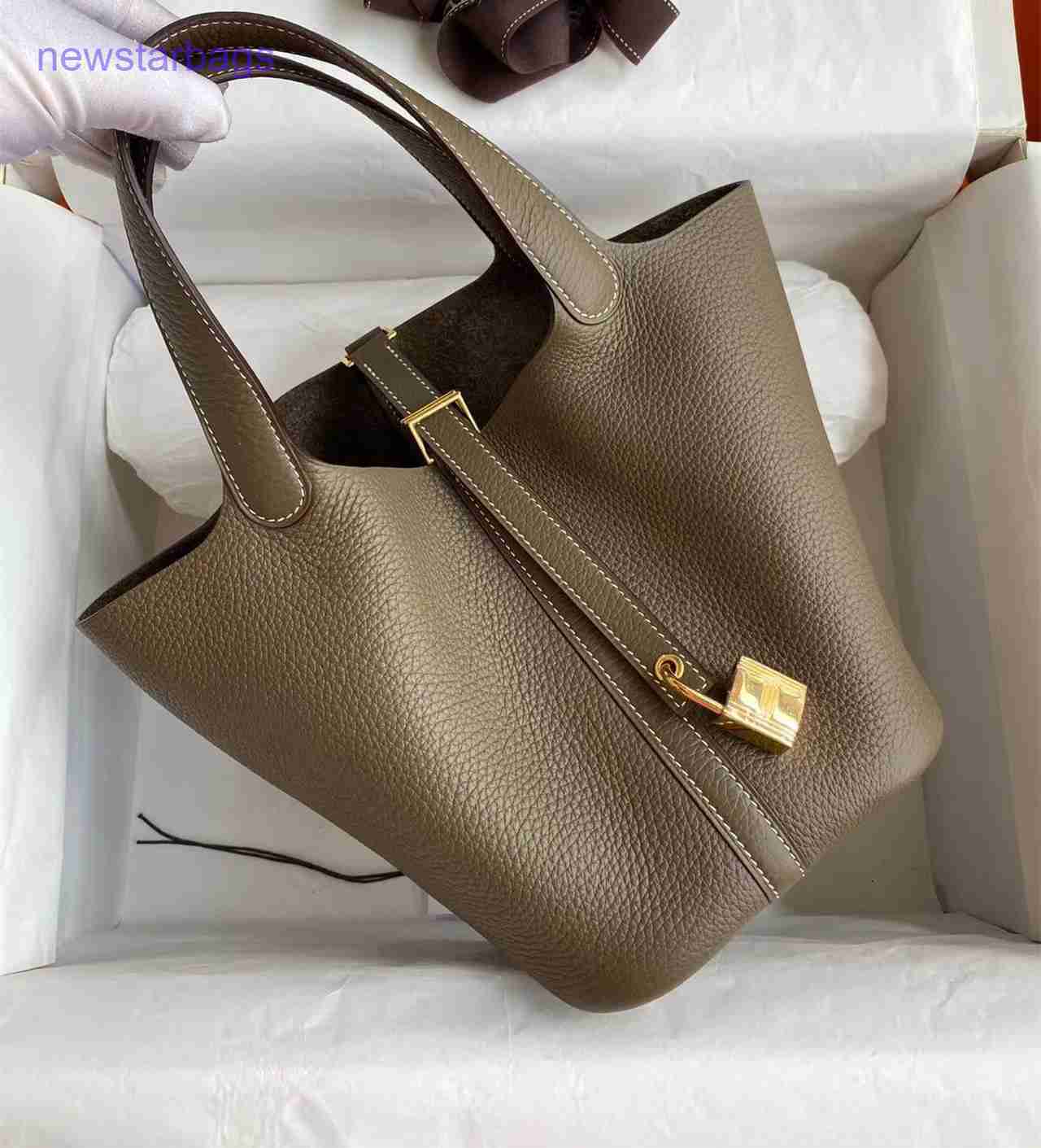 7A Quality Designer Herme Picotin Lock Bags for sale Half hand sewn honey wax thread lychee pattern TC leather portable vegetable, Azure blue
7A Quality Designer Herme Picotin Lock Bags for sale Half hand sewn honey wax thread lychee pattern TC leather portable vegetable, Azure blue