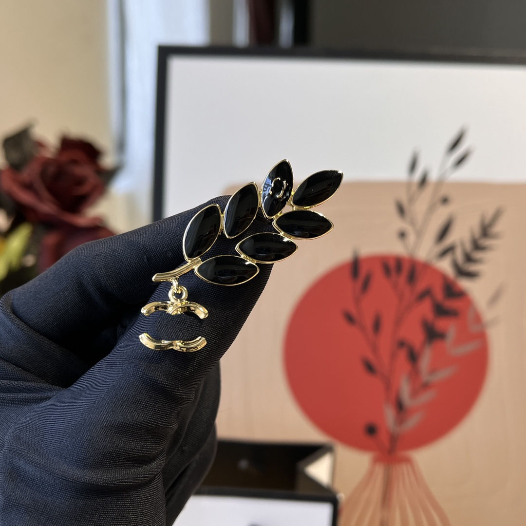 women Love Stamp Ch Brooch Desinger Jewelry Plany nature Pin Brooch 18k Gold Plated Vintage Fashion lovers Europe Wedding party Dress Accessories Gift With Box
women Love Stamp Ch Brooch Desinger Jewelry Plany nature Pin Brooch 18k Gold Plated Vintage Fashion lovers Europe Wedding party Dress Accessories Gift With Box