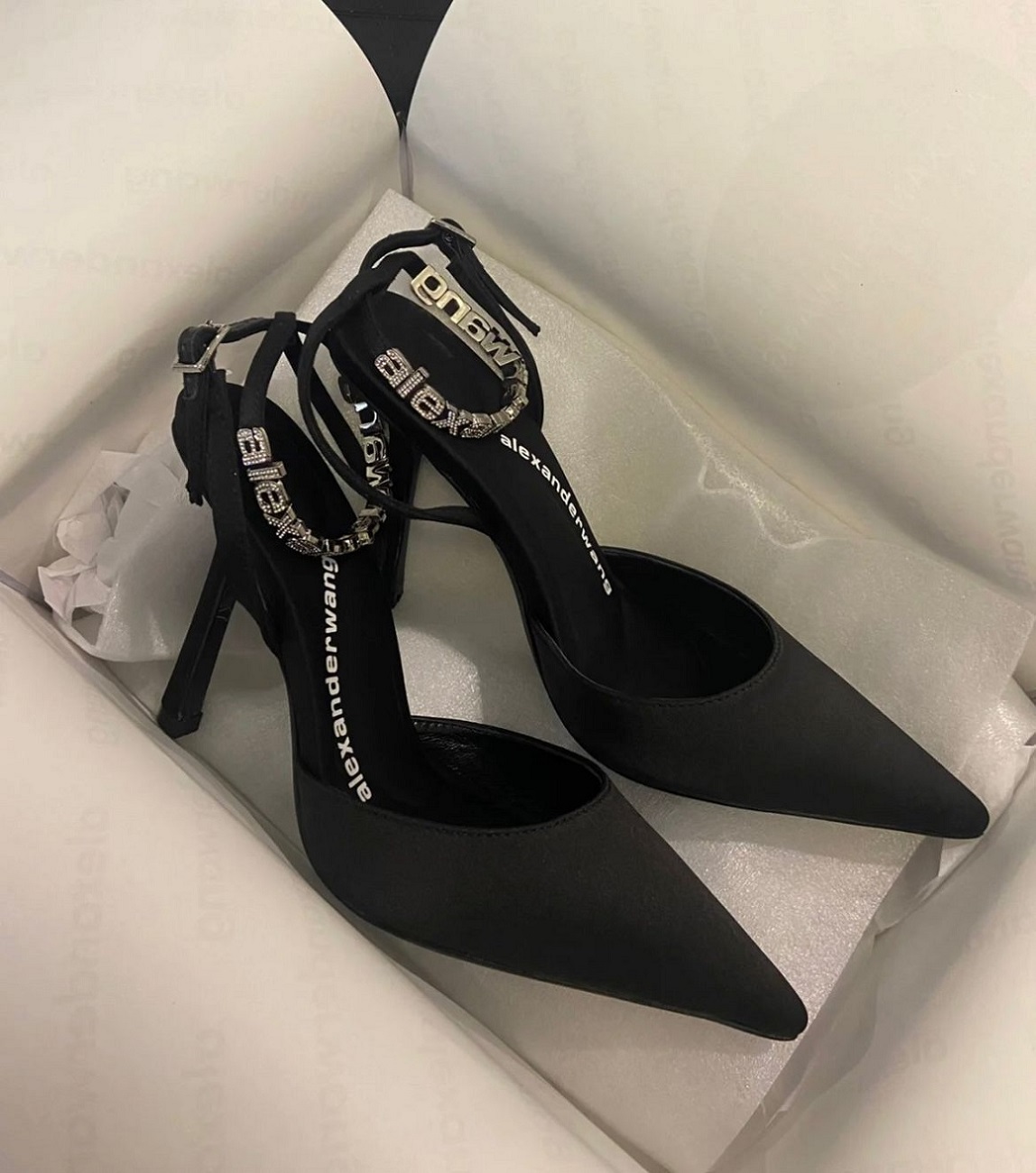 Perfect Brand WANG Delphine Sandals Shoes For Women Strappy Design Covered Stiletto Heel Sexy Summer Pointed Toe Party Wedding Bridal Footwear
Perfect Brand WANG Delphine Sandals Shoes For Women Strappy Design Covered Stiletto Heel Sexy Summer Pointed Toe Party Wedding Bridal Footwear