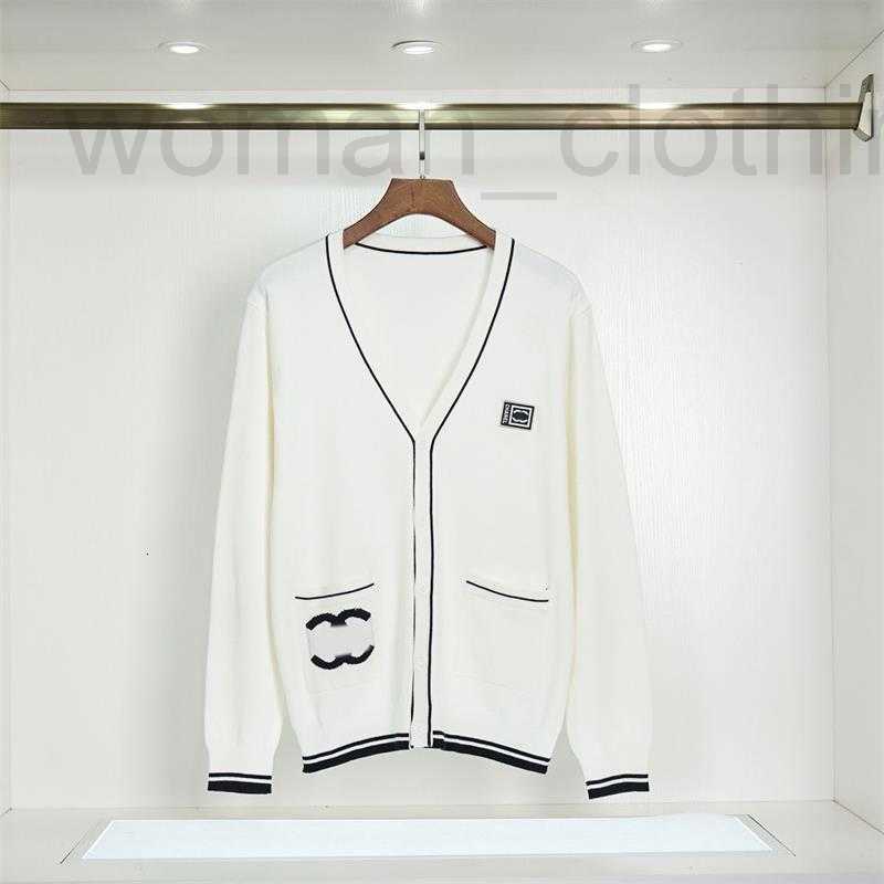 designer 2022New cardigan sweater V-neck knitting metal button shoulder pad short long sleeve slim small fragrance coat top for women in autumn FQ7O, Black
designer 2022New cardigan sweater V-neck knitting metal button shoulder pad short long sleeve slim small fragrance coat top for women in autumn FQ7O, Black