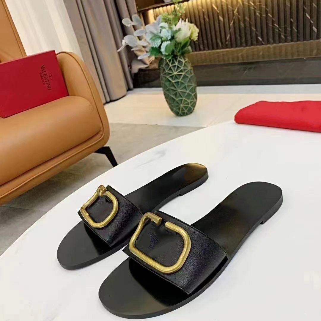 Metal logo V buckle women slipper lychee grain flat shoes classic one word outside to wear slippers large size uBs, Black
Metal logo V buckle women slipper lychee grain flat shoes classic one word outside to wear slippers large size uBs, Black