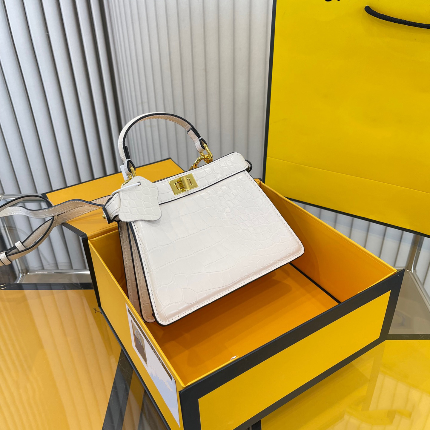 Luxury Bags Fashion Peekaboo M Size handbag Large Capacity Handbags Classic Designer Bag Original Quality ladybag Star Loves Shoulderbag Mini Crossbags 20 cm 23 cm, Blue 24
Luxury Bags Fashion Peekaboo M Size handbag Large Capacity Handbags Classic Designer Bag Original Quality ladybag Star Loves Shoulderbag Mini Crossbags 20 cm 23 cm, Blue 24
