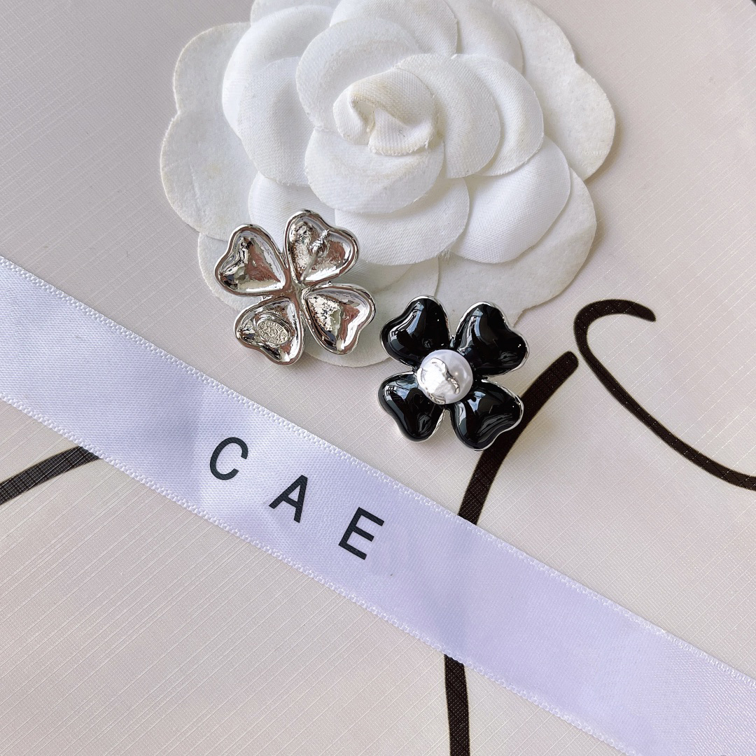 Designer Flower Stud Earrings Stamp Luxury Jewelry Diamond Letter Love Black CH Earing Design For Women Vintage European Lover Wedding Party Accessory With Gift Box
Designer Flower Stud Earrings Stamp Luxury Jewelry Diamond Letter Love Black CH Earing Design For Women Vintage European Lover Wedding Party Accessory With Gift Box