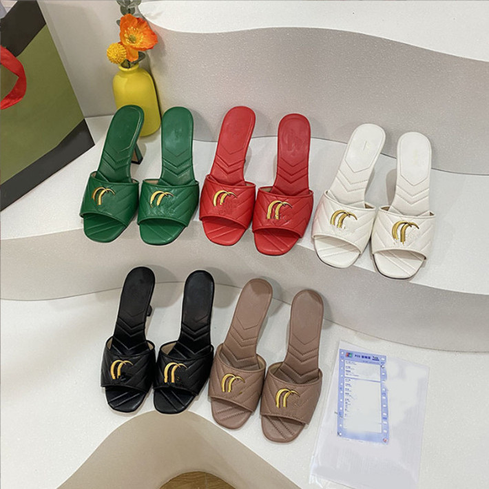 Top middle heel slippers classic summer lazy designer fashion metal letter flip flops leather women's wedding sexy formal sandals large 35-40, White
Top middle heel slippers classic summer lazy designer fashion metal letter flip flops leather women's wedding sexy formal sandals large 35-40, White