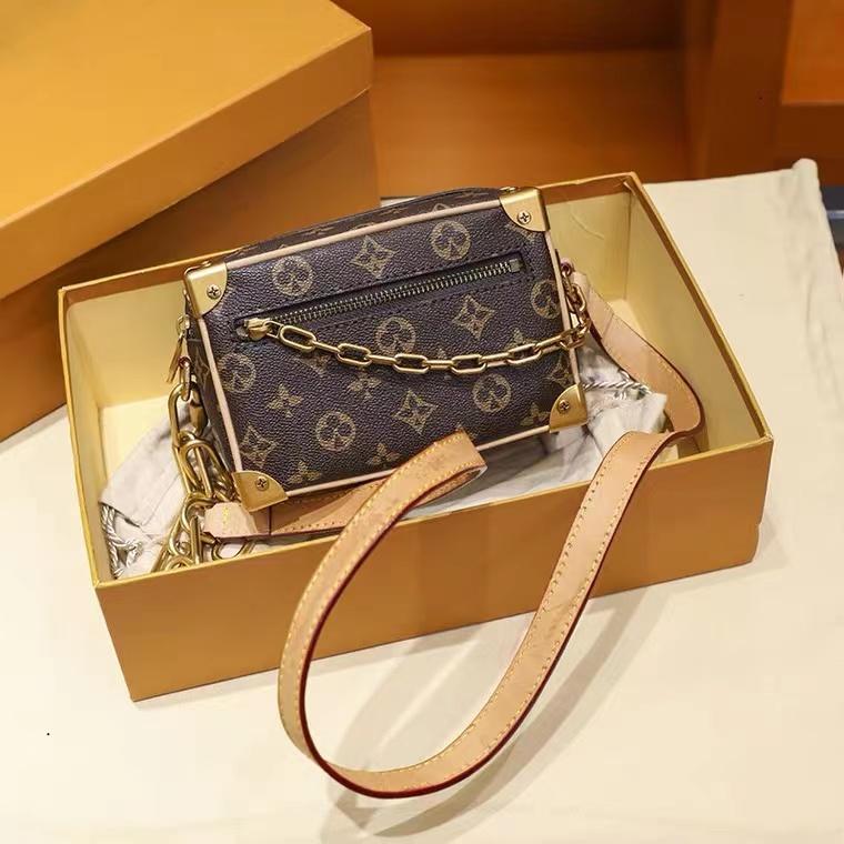 2023 Top quality Designer Box Shoulder Mens Womens Bag Messenger Cross Body Classic Embossed Genuine Leather Letters Handbags Luggage
2023 Top quality Designer Box Shoulder Mens Womens Bag Messenger Cross Body Classic Embossed Genuine Leather Letters Handbags Luggage