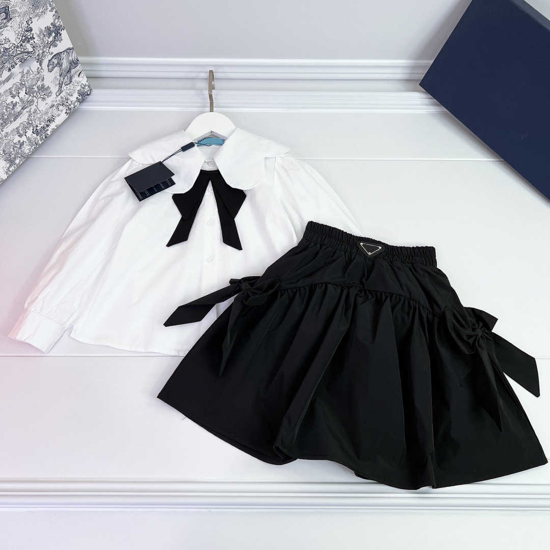 23ss designer brand girl Shirts skirts suit cloud lapel shirt Bow tie decoration big girls Long-sleeved shirt Pleated skirt set High quality kid clothing
23ss designer brand girl Shirts skirts suit cloud lapel shirt Bow tie decoration big girls Long-sleeved shirt Pleated skirt set High quality kid clothing