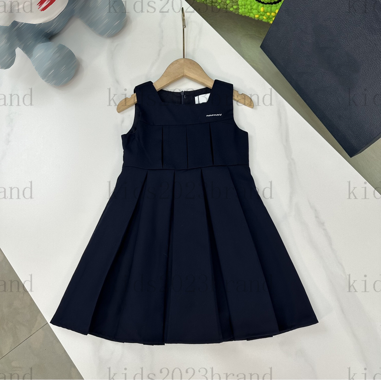 2023SS preppy dress girls Cotton vests dress court style sleeveless cotton skirt high-end girls dresses summer brand designer kids pleated dress 90-160cm, 6#
2023SS preppy dress girls Cotton vests dress court style sleeveless cotton skirt high-end girls dresses summer brand designer kids pleated dress 90-160cm, 6#