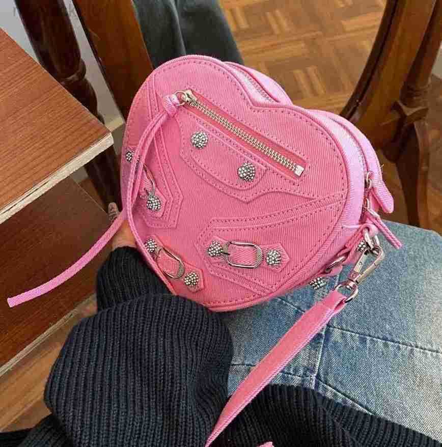 Designer Balencigas Women Bags Fire Net Red Same Style Dark Willow Nail Love Locomotive Bag Fashion Versatile Chain One Shoulder Crossbody Girl Pink Lss Lss, Denim blue heart
Designer Balencigas Women Bags Fire Net Red Same Style Dark Willow Nail Love Locomotive Bag Fashion Versatile Chain One Shoulder Crossbody Girl Pink Lss Lss, Denim blue heart