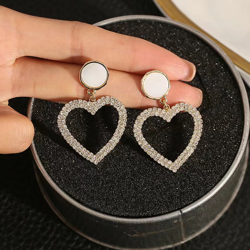 S925 silver needle Korean full diamond earrings Vintage Hong Kong style long style earrings Net red personality exaggerated love earrings
S925 silver needle Korean full diamond earrings Vintage Hong Kong style long style earrings Net red personality exaggerated love earrings