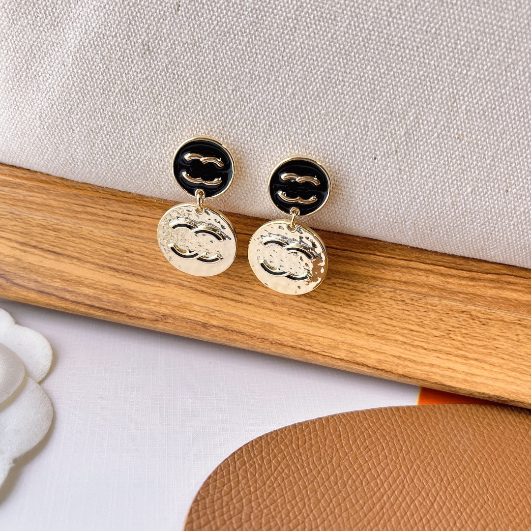 Charm 18k Gold Ch Earrings Designer Brand Women Love Earrings European Designer Jewelry Luxury Wedding Party Gift Accessories With Box
Charm 18k Gold Ch Earrings Designer Brand Women Love Earrings European Designer Jewelry Luxury Wedding Party Gift Accessories With Box