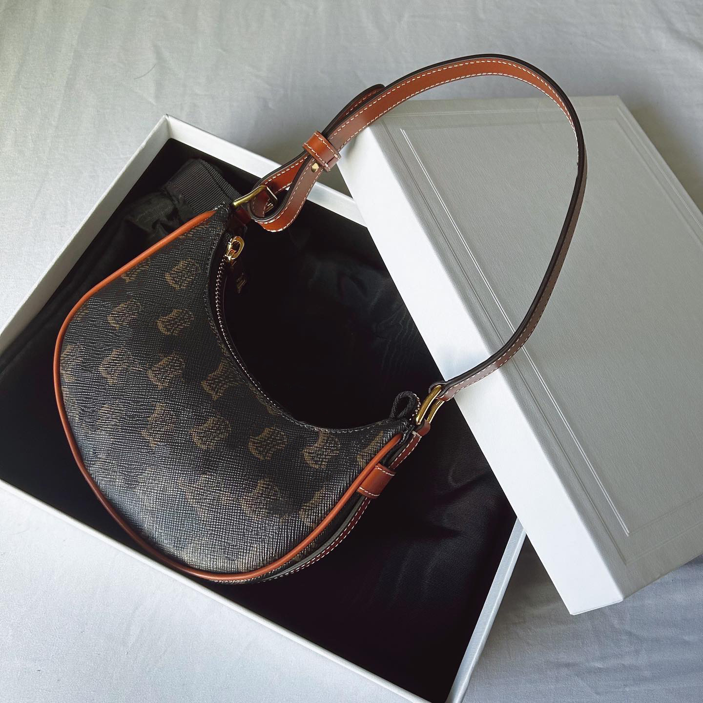 Fashion Designer Luxury Handheld Purse 7A Quality Minimalist Leather Handbag Shoulder Triumph AVA Case Women's Handbag Satchel Women's Men's Retro Zipper Closed, Black mon0gram
Fashion Designer Luxury Handheld Purse 7A Quality Minimalist Leather Handbag Shoulder Triumph AVA Case Women's Handbag Satchel Women's Men's Retro Zipper Closed, Black mon0gram