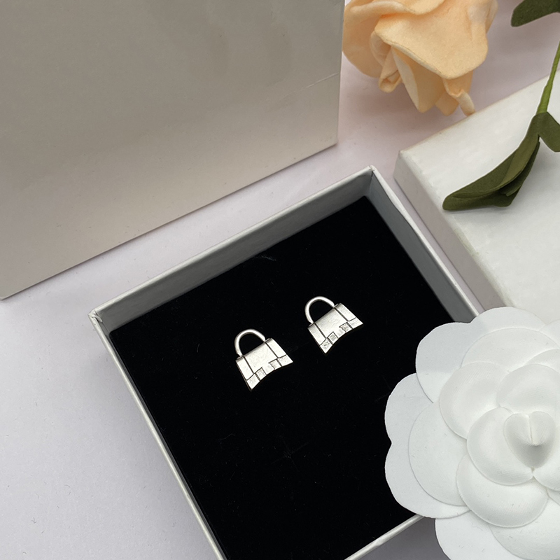 Designer Fashion Earrings Studs For Women Luxurys Jewelry Golden Sliver Pendant B Earring Mens Charm Stylish Boucles Hoops Earring 2302243BF
Designer Fashion Earrings Studs For Women Luxurys Jewelry Golden Sliver Pendant B Earring Mens Charm Stylish Boucles Hoops Earring 2302243BF